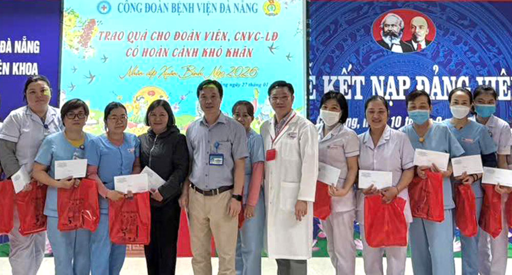 Union members in difficult circumstances of Da Nang Hospital Trade Union receive Tet gifts. Photo: Da Nang Trade Union.