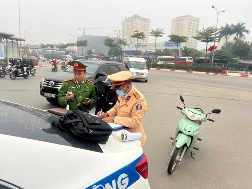 Cac to kiem tra, xu ly, nhac nho tai cac cong khu cong nghiep Thang Long. Anh: CAHN