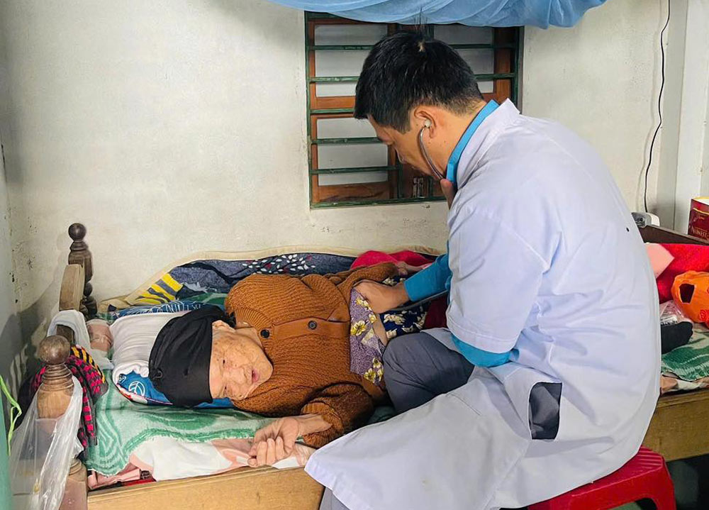 Un medecin effectue un bilan de sante general pour les Meres heroïnes vietnamiennes. Photo: Syndicat de Da Nang.
