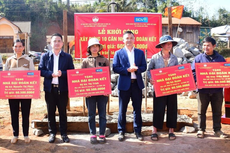 The Vietnam Fatherland Front Committee of Duc An commune (Lam Dong province) started construction of 10 Great Solidarity houses for poor households and households in difficult circumstances. Photo: Lam Duc
