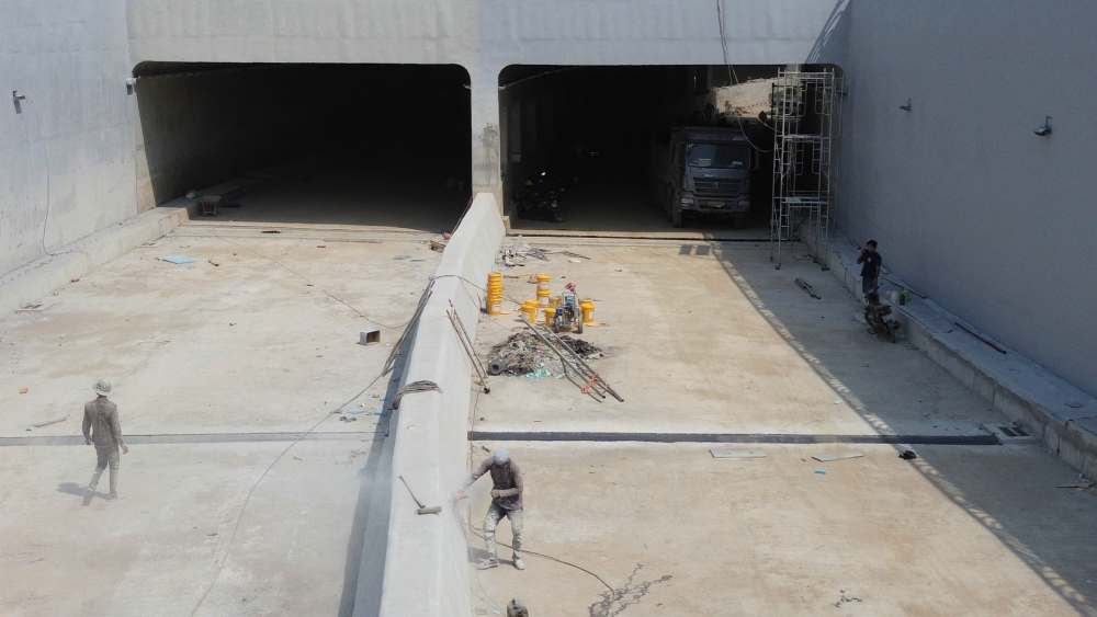 Ben trong ham, cong tac lap dat he thong chieu sang va bien bao dang duoc gap rut thuc hien. Ảnh: Thai Bao 