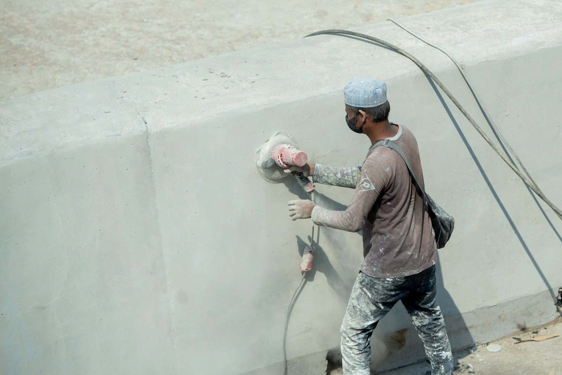   Cong nhan va may moc thi cong lien tuc de dam bao tien do de ra. Ảnh: Thai Bao