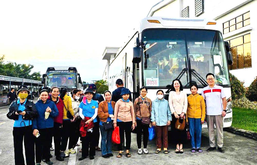 Cars picking up and dropping off union members and workers of Sedo Vinako Co., Ltd. to the Trade Union Tet Market. Photo: Da Nang Trade Union.