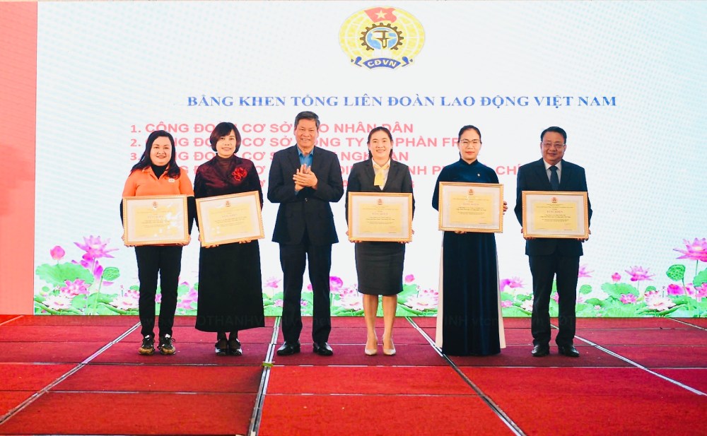 The Vietnam General Confederation of Labor awarded Certificates of Merit to 5 collectives of the Vietnam Science and Technology Trade Union for their excellent emulation results. Photo: Quynh Chi