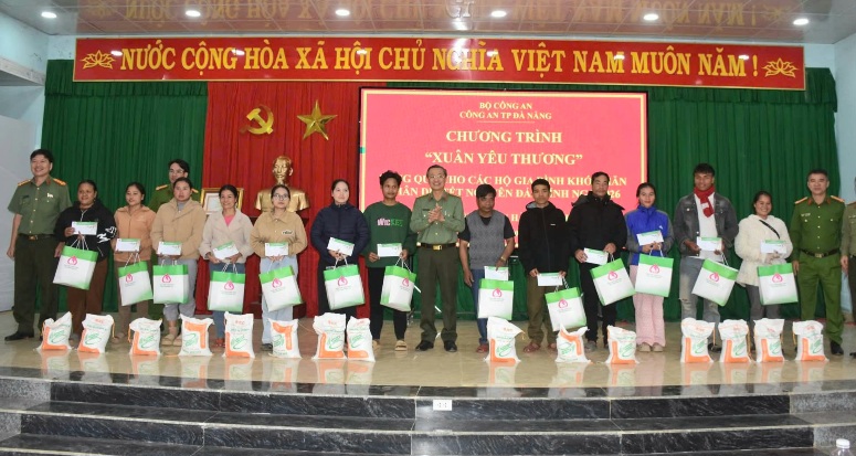 Lanh dao Cong an TP Da Nang trao qua tan tay cho cac ho kho khan o xa mien nui Avuong. Anh: Truong An