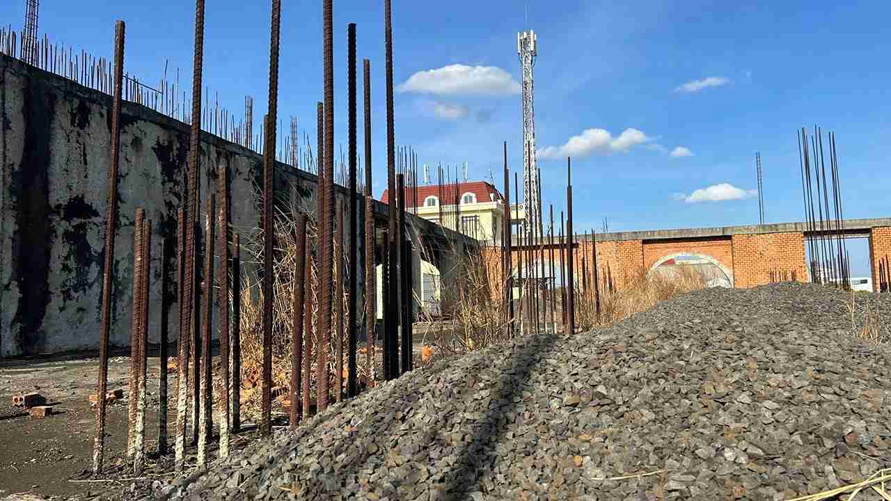 Việc đứt gãy việc vay vốn tín dụng khiến chủ đầu tư buộc phải bỏ mặc dự án bỏ hoang. Ảnh: Bảo Trung