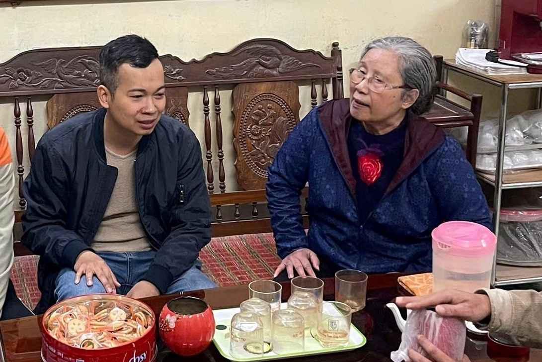 Hai Duong Ward Police promptly took the lost old woman home safely. Photo: Hai Phong City Police