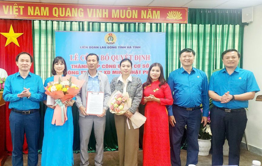 La Federation du travail de la province de Ha Tinh annonce la creation du syndicat de base de la societe Minh Nhat Phat Construction Co., Ltd. Photo: Tran Tuan