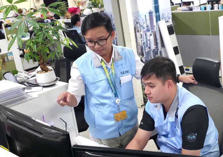 Mr. Nguyen Tang Phap (standing), is exchanging work with colleagues. Photo: Duc Long