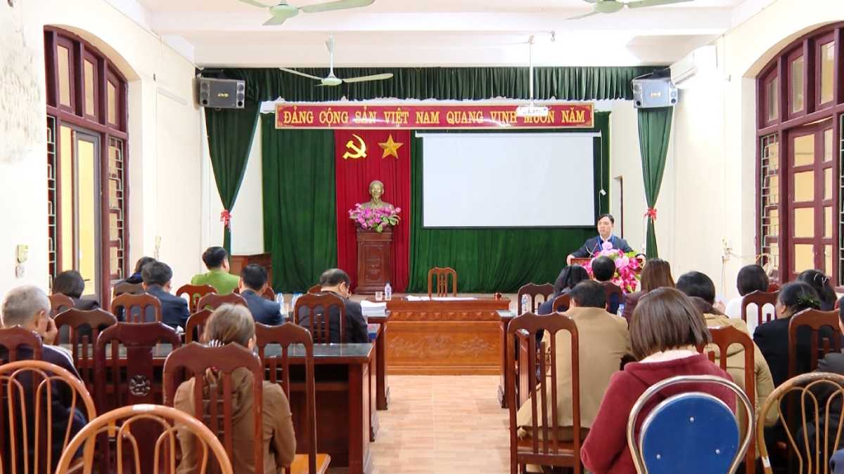 The land recovery enforcement board of Hoa Lu ward, Ninh Binh province mobilizes, persuades, and dialogues with representatives of households that have not complied with the land recovery enforcement decision for site clearance. Photo: Hoa Lu ward e-Portal