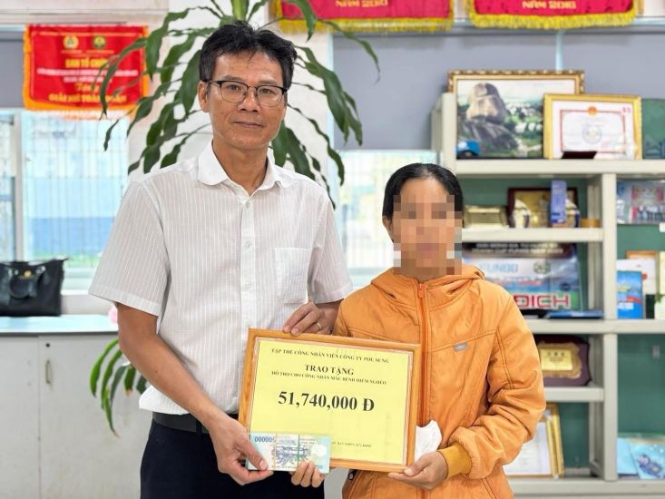 Representant du Comite executif du syndicat de base de Pou Sung Vietnam Co., Ltd. remettant un soutien aux membres du syndicat atteints de maladies graves en janvier 2026. Photo: Syndicat de la societe