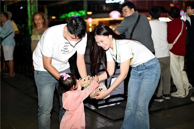 Khan gia con duoc nhan loat qua tang doc quyen tai chuong trinh. Nguon: OCB