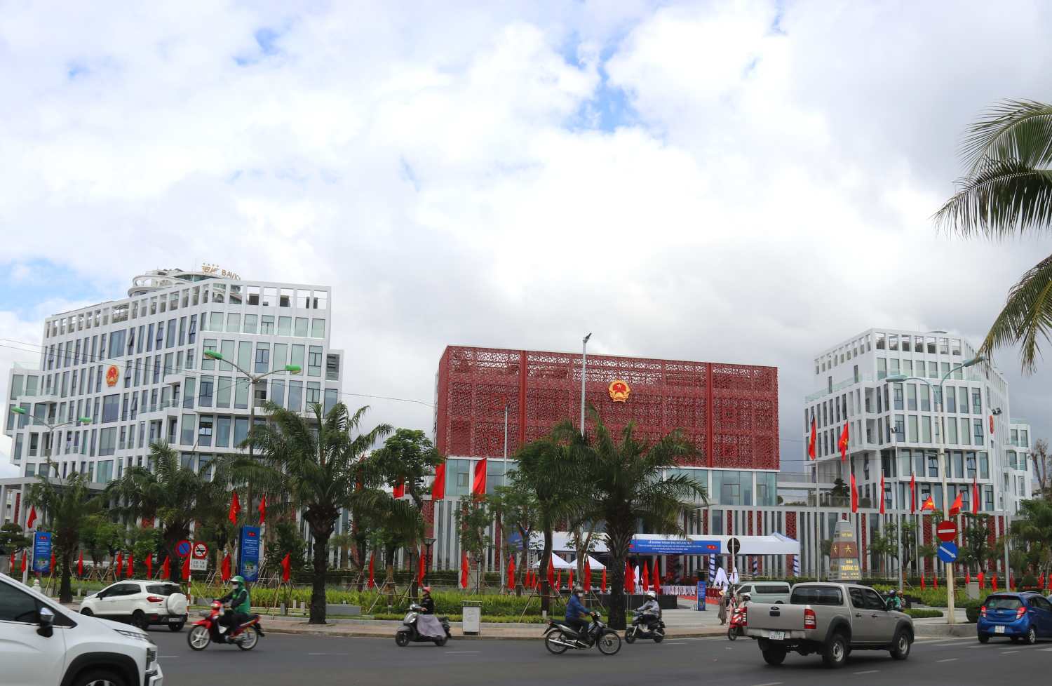 Toan canh tru so lam viec moi cua Tinh uy, Doan dai bieu Quoc hoi va Hoi dong Nhan dan tinh, UBND tinh Khanh Hoa. Anh: Phuong Linh