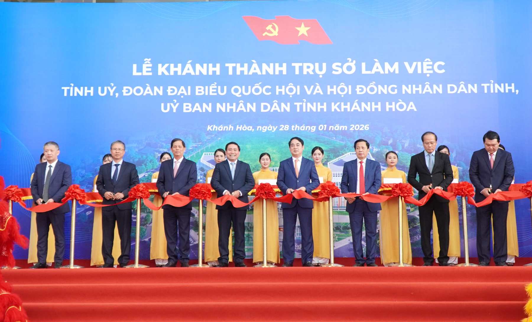 Delegates cut the ribbon to inaugurate the Provincial Party Committee Headquarters, National Assembly Delegation and Provincial People's Council, Khanh Hoa Provincial People's Committee. Photo: Phuong Linh