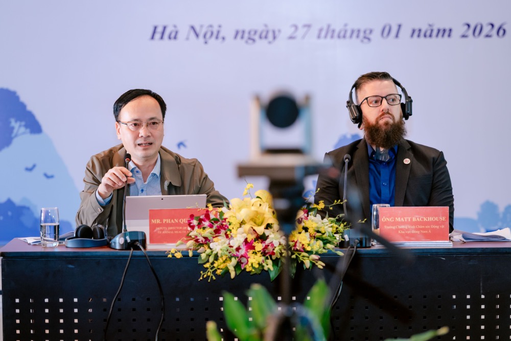 TS Phan Quang Minh - Phó Cục trưởng Cục Chăn nuôi và Thú y ( bên trái ) phát biểu tại hội nghị. Ảnh: FOUR PAWS