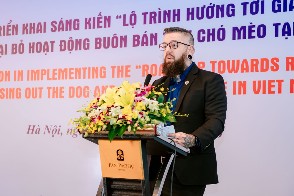 Ông Matt Backhouse -