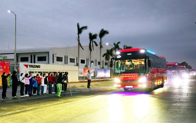Yazaki Thai Binh grassroots trade union organizes a bus trip to take employees home for Tet. Photo: Yazaki