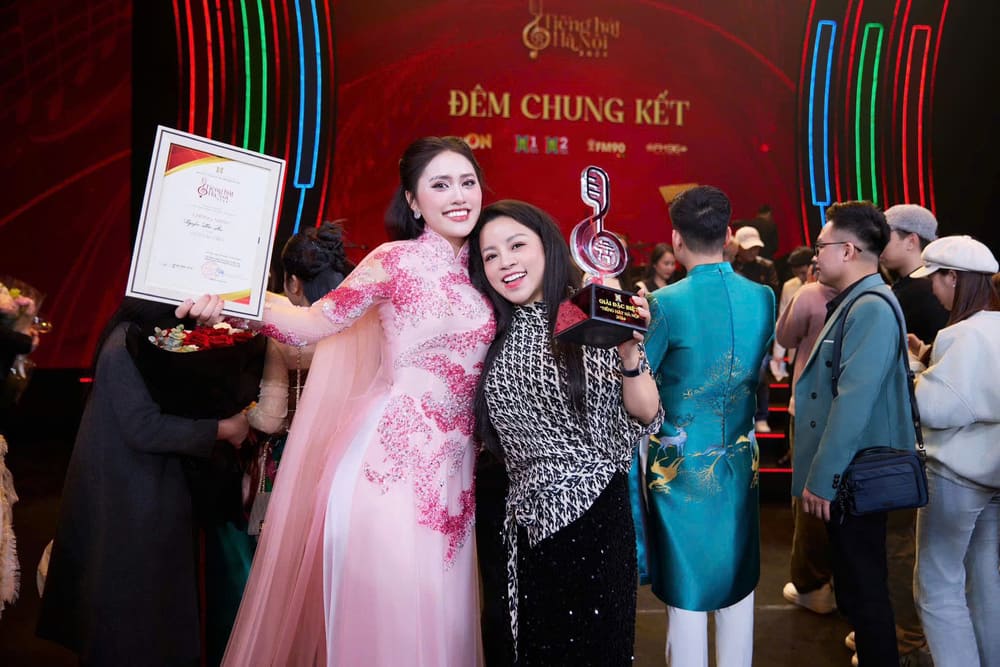 Ca si tre Moc An chia se niem vui doat giai cuoc thi TIeng hat Ha Noi”