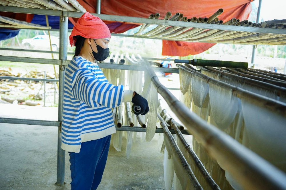 Sau khi nghien bot, se tien hanh trang banh tren bep va mang di phoi. Anh: Quach Du
