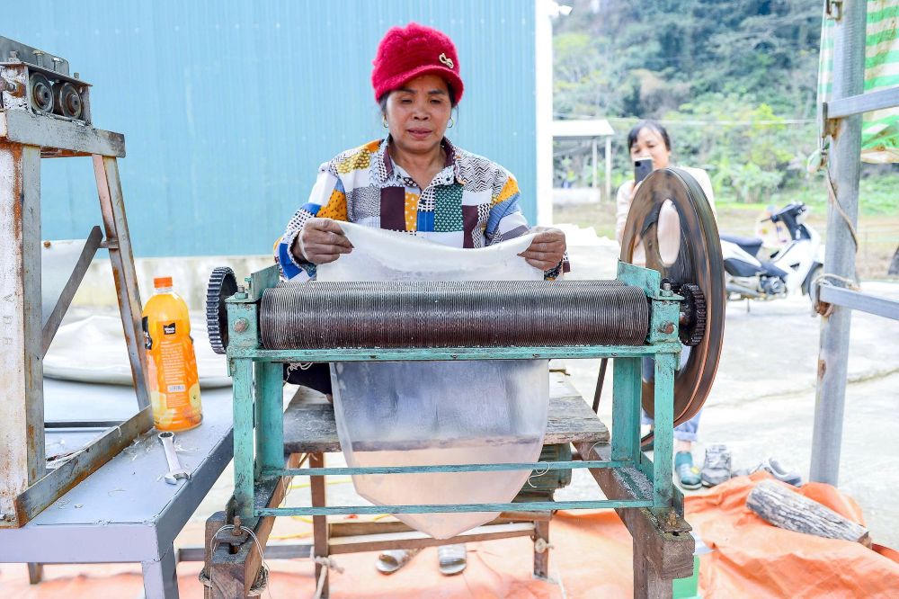 Tien hanh cong doan cat banh thanh soi mien. Anh: Quach Du