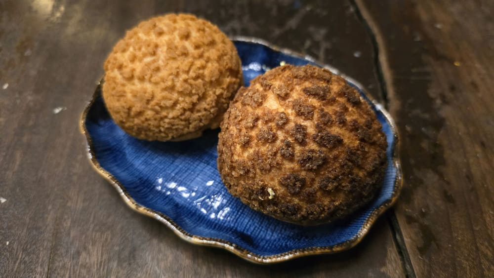 Making banh su cream with an oil-free frying pan helps save time for housewives. Photo: Tuan Dat