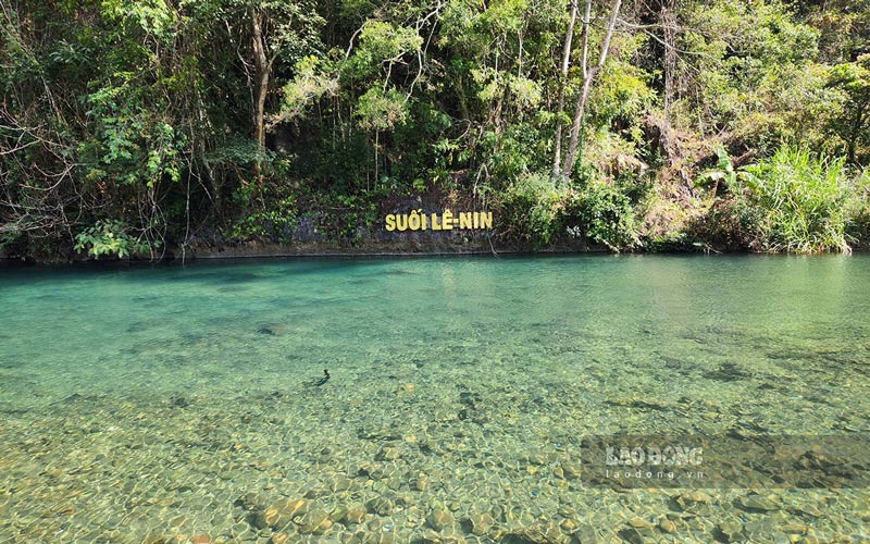 Suoi Lenin voi nuoc trong xanh mau ngoc bich nhu mach nguon chay mai cua cach mang Viet Nam. Anh: Tan Van