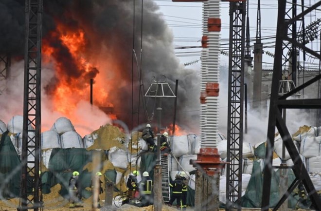 Linh cuu hoa dap dam chay tai tram bien ap dien o Kharkiv, Ukraina. Anh: AFP