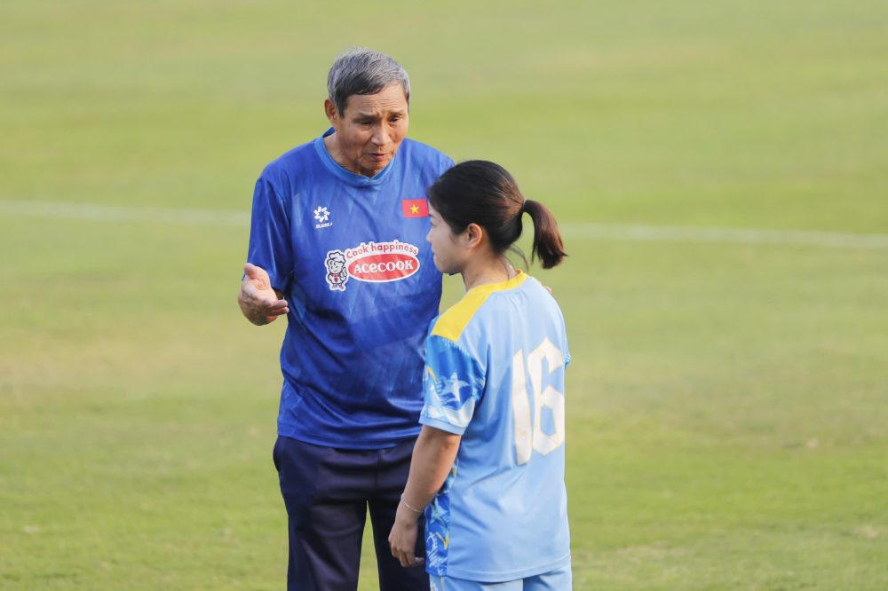 Huan luyen vien Mai Duc Chung danh thoi gian trao doi voi toan doi. Anh: VFF