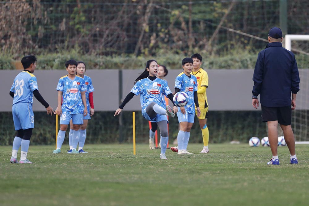 The Vietnamese women's team divides the training group after the first training match with Uzbekistan. Photo: VFF