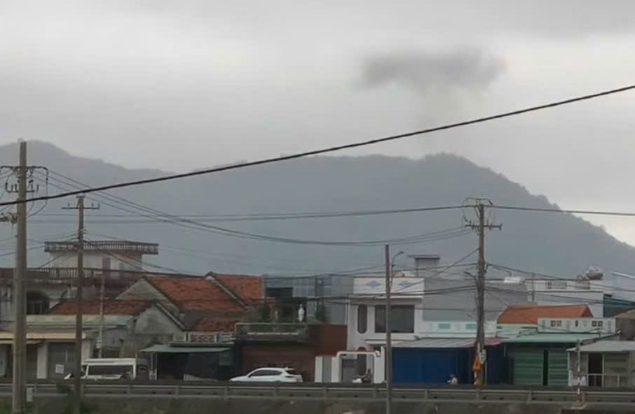 After the plane crashed, the pilot escaped and was injured. Photo: People provided