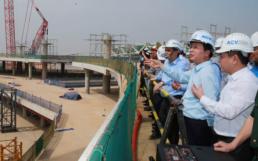 Deputy Prime Minister Tran Hong Ha inspects the overall progress of the Long Thanh airport project, working with ministries, sectors, investors, and contractors to construct component projects on January 9. Photo: VGP/Minh Khoi