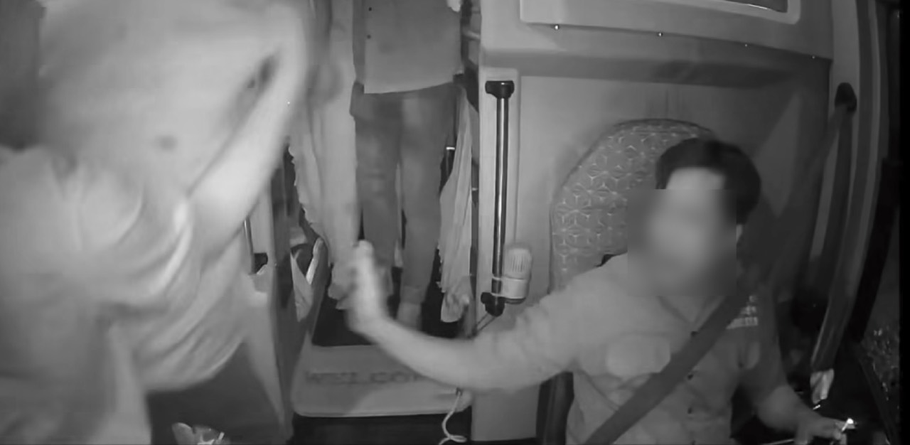 Hinh anh ghi lai canh au da. Anh cat ra tu clip.