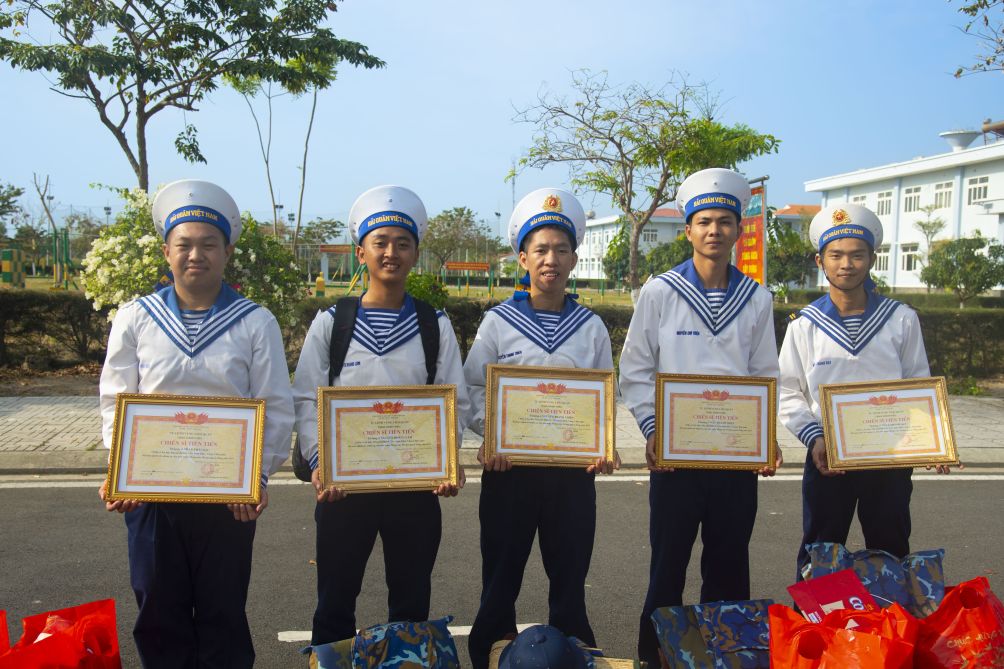 Nhung chien si DK1 tu hao voi nhung phan thuong tro ve voi gia dinh. Anh: Van Duong