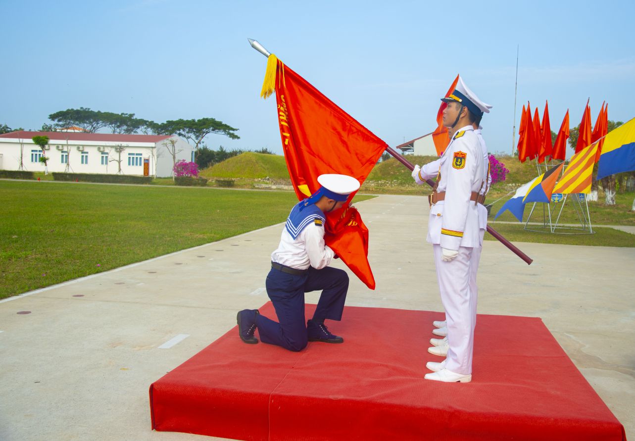 Thuc hien nghi thuc hon quan ky Quyet thang sau khi phat hieu hua hen. Anh: Van Duong