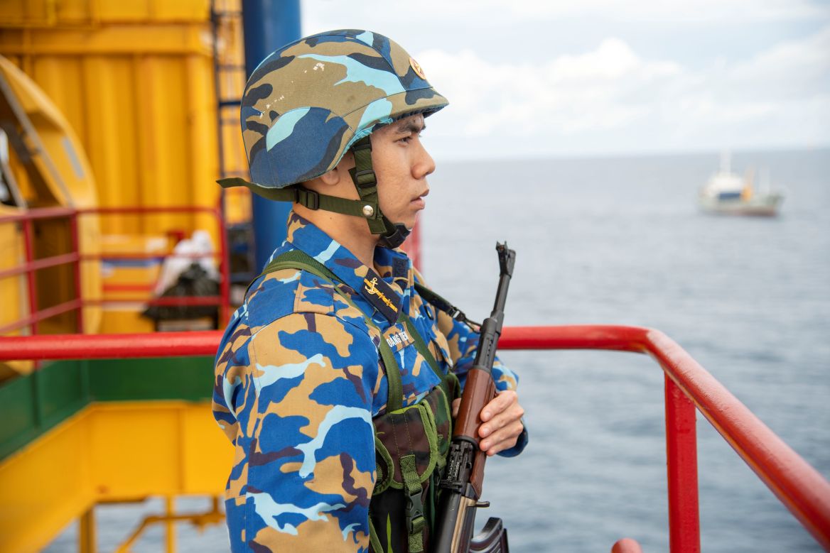 Nhung ca gac giua bien khoi la niem tu hao voi Thuong si Nguyen Hoang Tien, sau khi roi Nha gian DK1. Anh: Van Duong