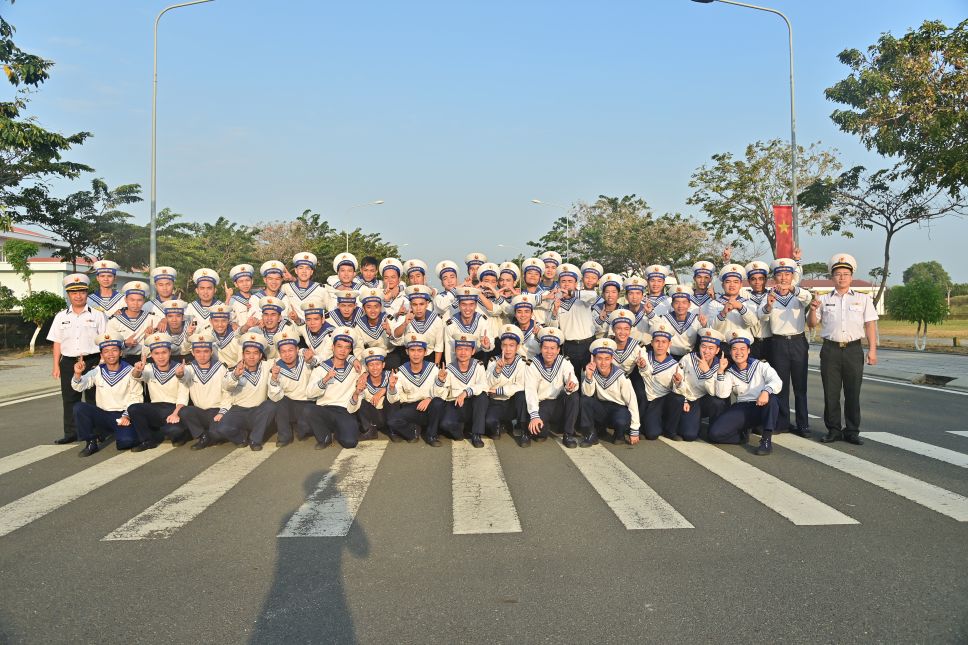 Nhung chien si DK1 hoan thanh nhiem vu tren cac nha gian chup anh luu niem truoc khi tro ve voi dia phuong. Anh: Van Duong