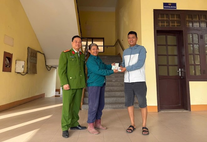 Nhặt được ví có gần 26 triệu đồng, người dân mang đến công an trả lại