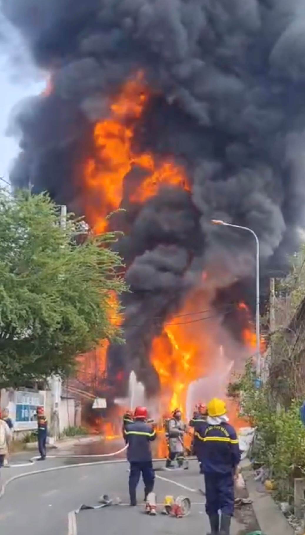 Hien truong vu chay xe bon. Anh: Nguoi dan cung cap