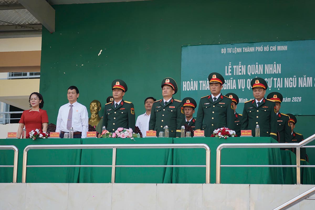 Dai dien lanh dao Quan khu 7, Bo Tu lenh TP.HCM, lanh dao TP.HCM, cac don vi huan luyen tham du le tien quan.