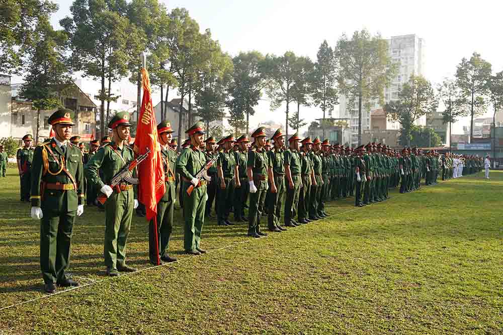 Trung doan Gia Dinh to chuc trong the le tien 708 quan nhan ve dia phuong vao ngay 28.1.