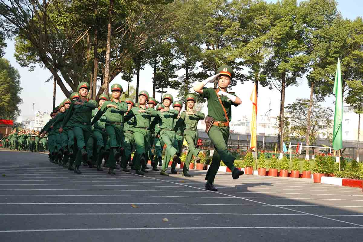 Can bo, chien si, quan nhan Trung doan Gia Dinh duyet doi ngu tai buoi le.