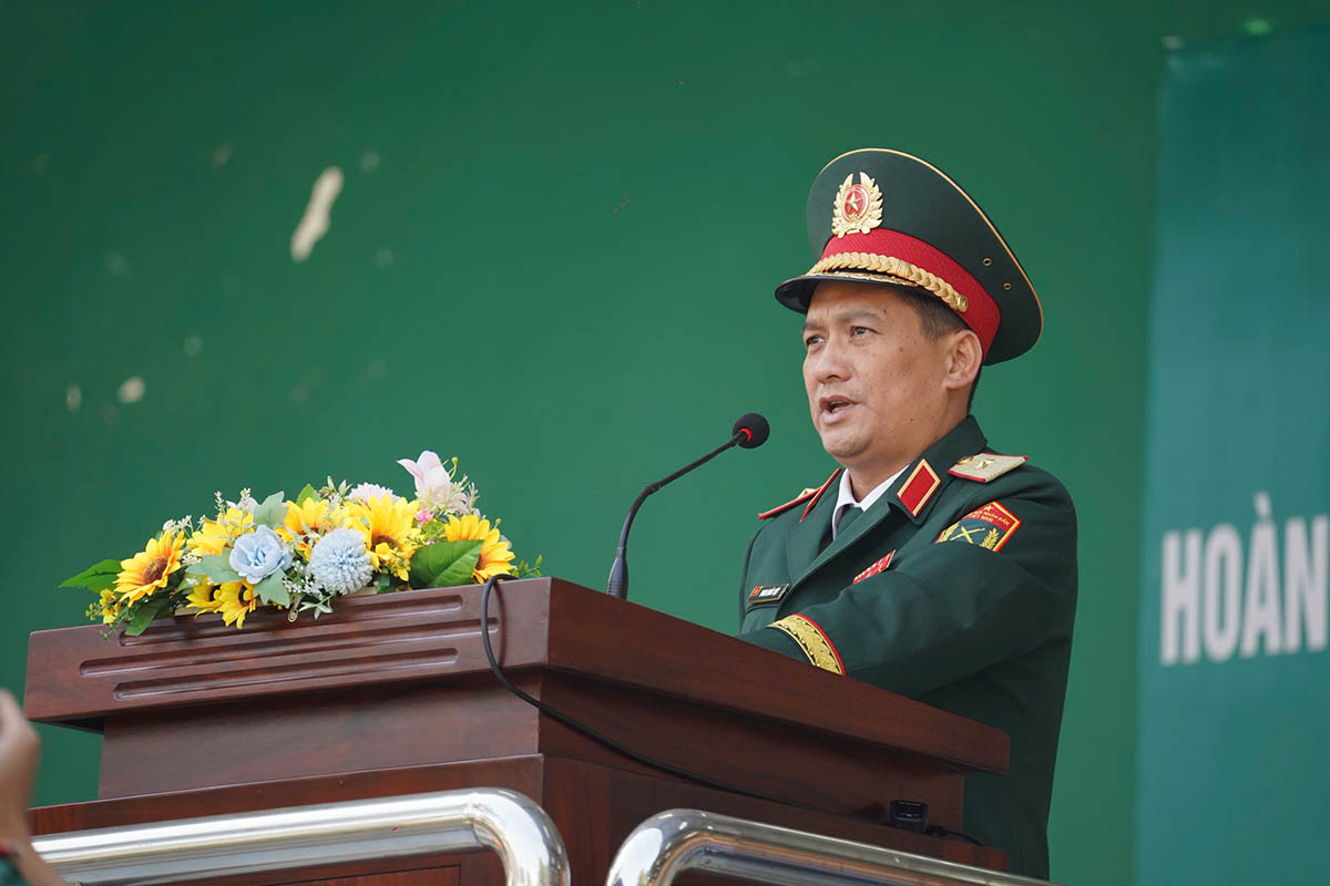 Thieu tuong Phan Quoc Viet - Pho Tu lenh, Tham muu truong Bo Tu lenh TPHCM, thay mat Dang uy, Bo Tu lenh TPHCM bieu duong, ghi nhan va chuc mung nhung thanh tich ma cac quan nhan dat duoc trong thoi gian tai ngu. Anh: Anh Tu