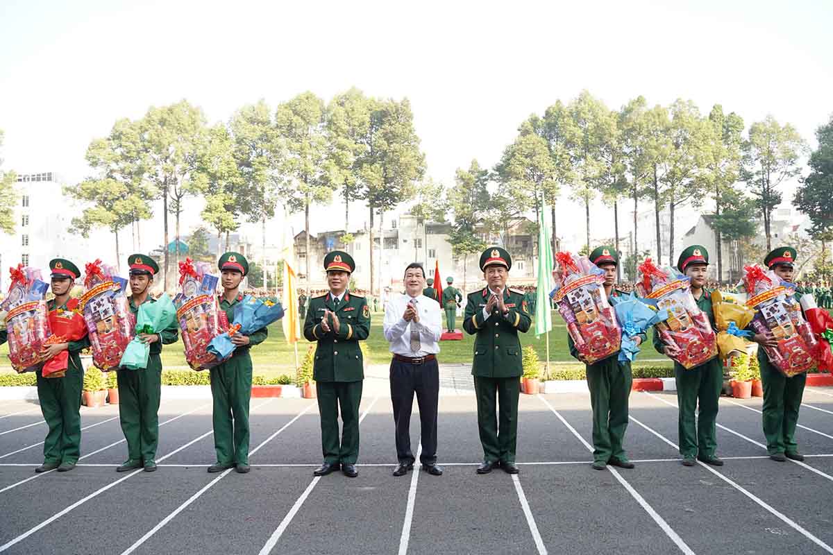 Dai dien lanh dao Quan khu 7, Bo Tu lenh TP.HCM, lanh dao TP.HCM, trao tang qua cho 20 quan nhan tieu bieu.