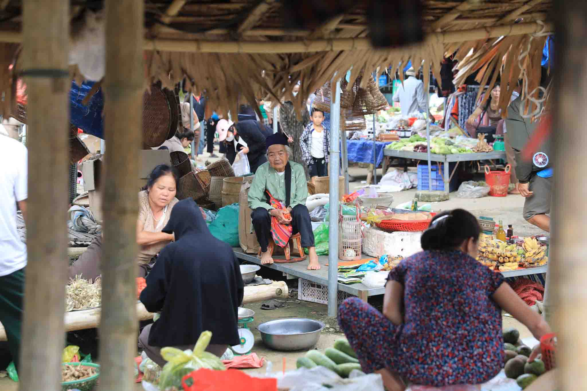 Các quầy hàng san sát.