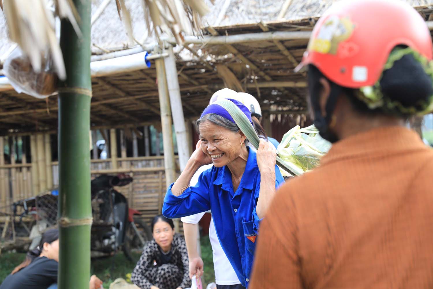 Nụ cười tươi rói, chất phác của người dân hiền hậu.