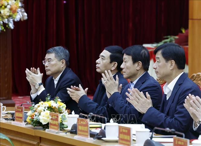 Dai bieu du buoi lam viec voi Ban Chap hanh Dang bo tinh Cao Bang. Anh: Thong Nhat/TTXVN