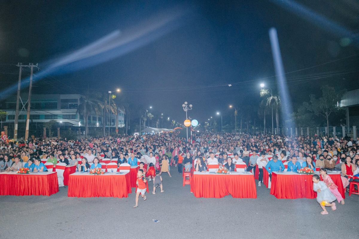 Un grand nombre d'ouvriers participent au programme Tet Sum vay organise dans la zone industrielle de Dong Xuyen. Photo: CDCS