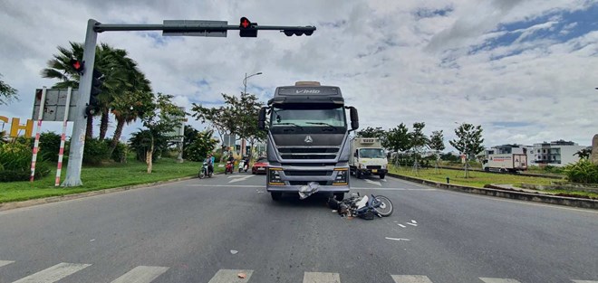 Tai nạn trên đại lộ, xe đầu kéo cán gãy chân người phụ nữ