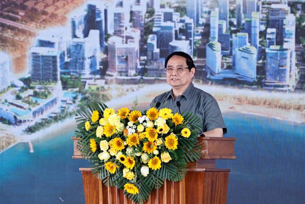 Prime Minister Pham Minh Chinh delivers a directive speech at the groundbreaking ceremony of 2 APEC 2027 projects in Phu Quoc. Photo: VGP/Nhat Bac
