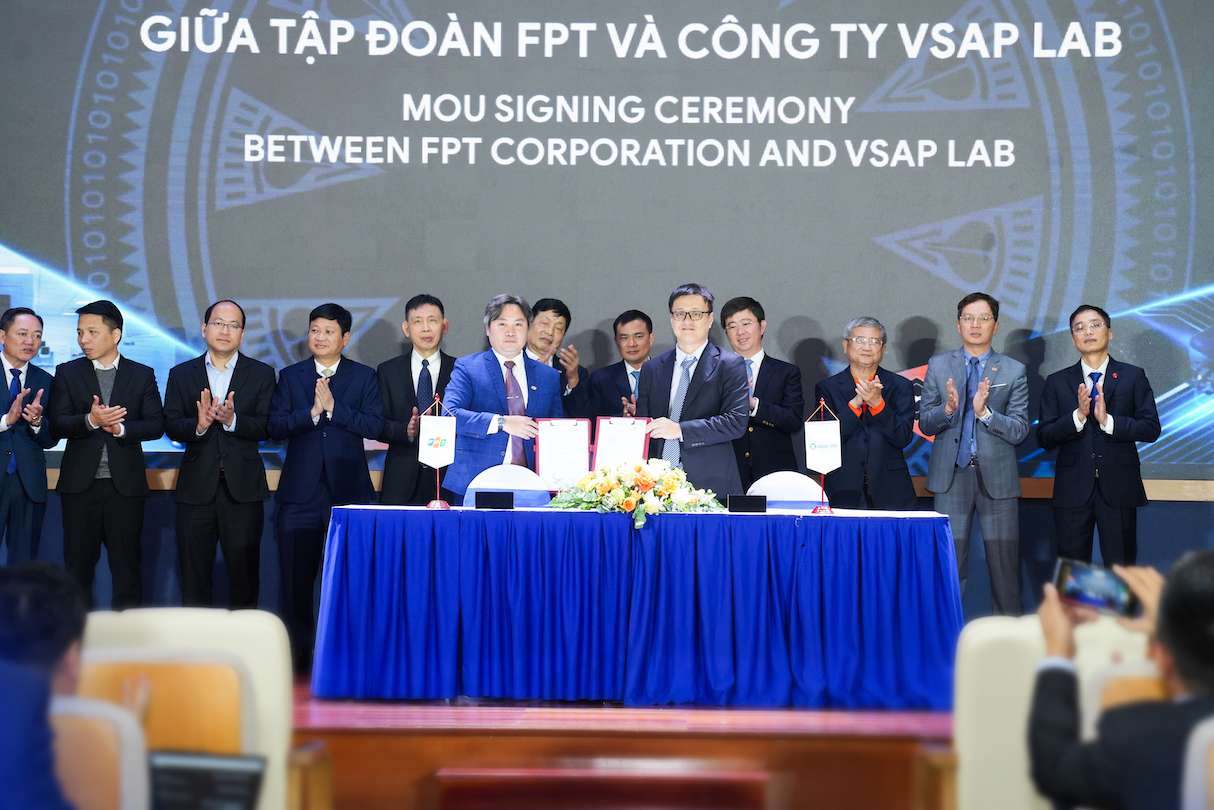 Le ky ket va trao bien ban hop tac cua FPT va cac don vi. Anh: Thach Lam 